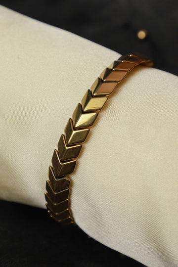 The Gold Segmented Arrow Bracelet