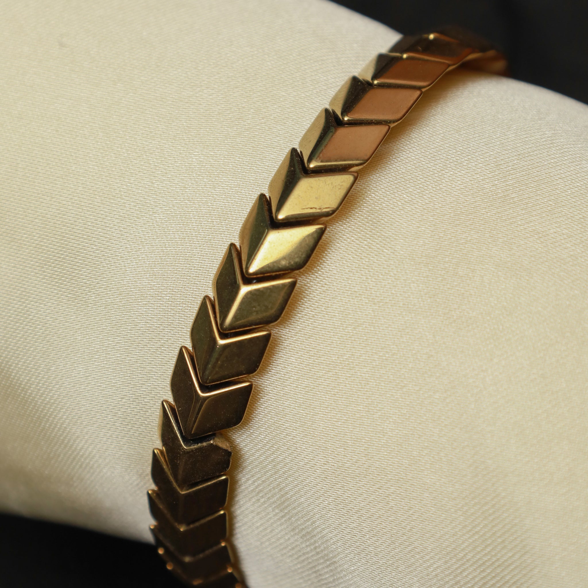 The Gold Segmented Arrow Bracelet